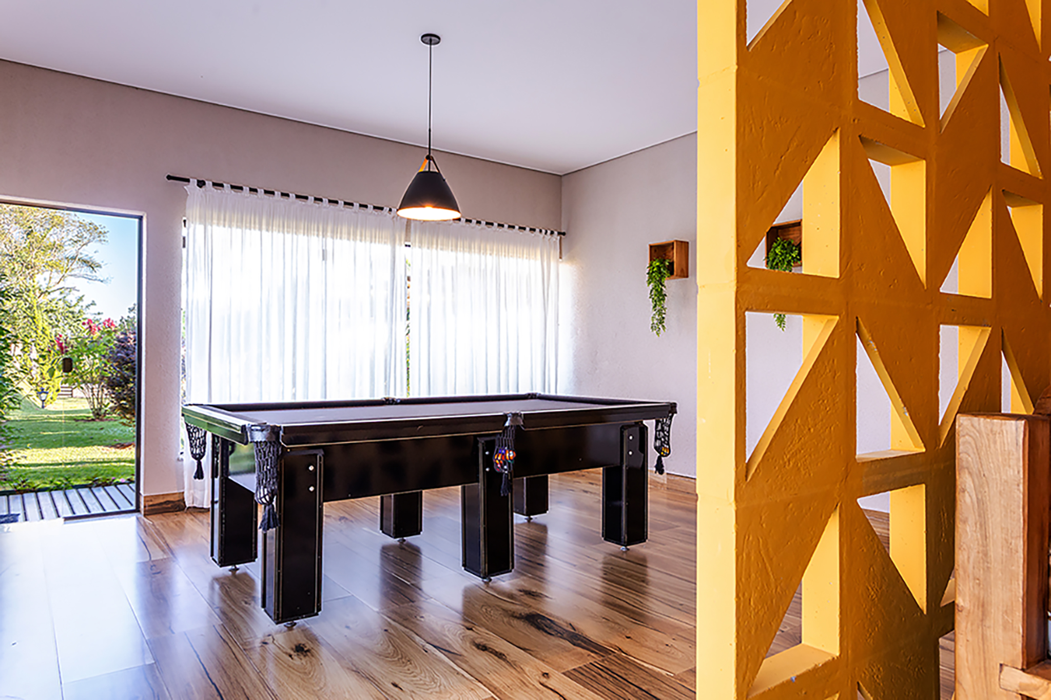 Salão de jogos com mesa de sinuca